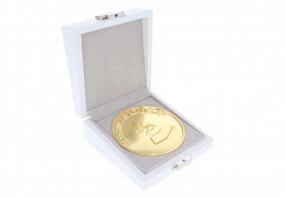 A custom-crafted medal with exceptional relief of a gramophone in a high-end white box.