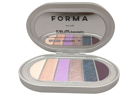 Custom deal toy modeling an eye shadow palette