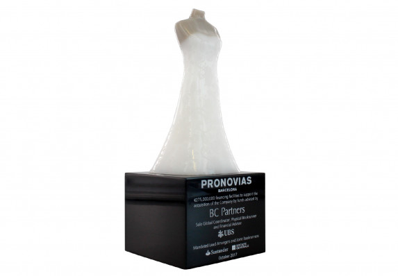 Model of a wedding dress on a mannequin mounted on a base given at the close of an acquisition of a bridal shop brand.